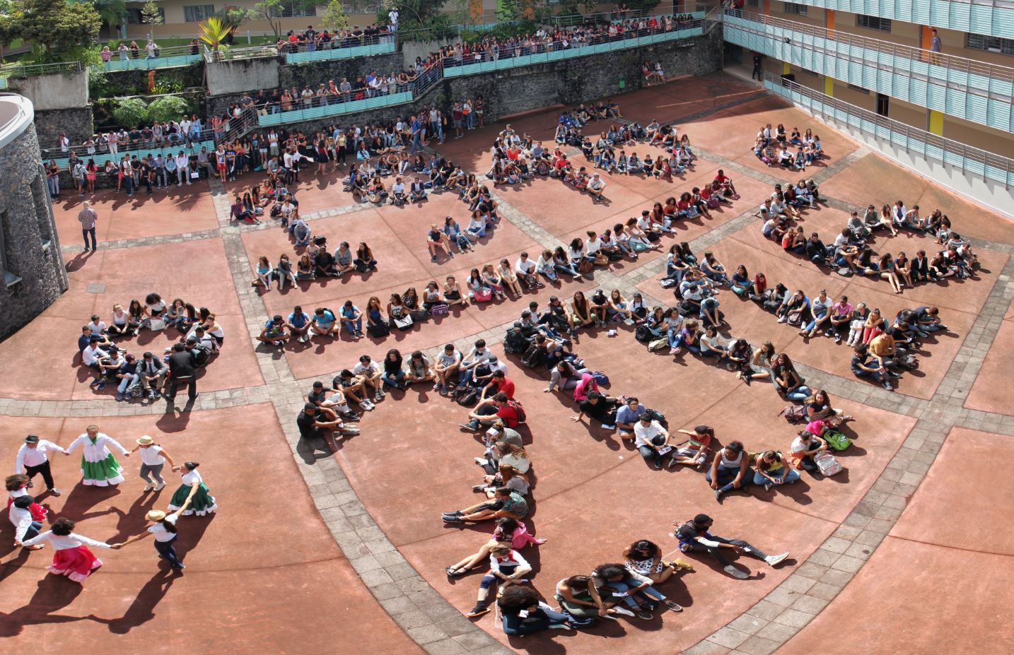 Journée du réSEAU au lycée Pierre Lagourgue (fresque pour les 70 ans de la départementalisation)