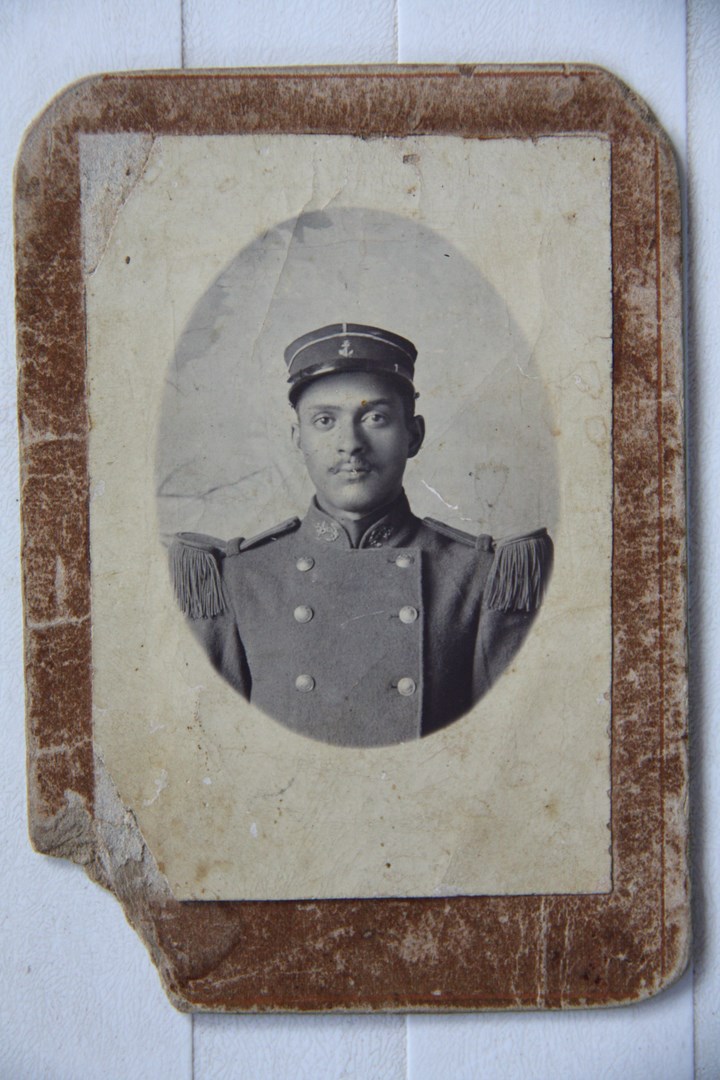 Portrait de Jules Valentinois Carte montrant le portrait du Poilu réunionnais Jules Valentinois