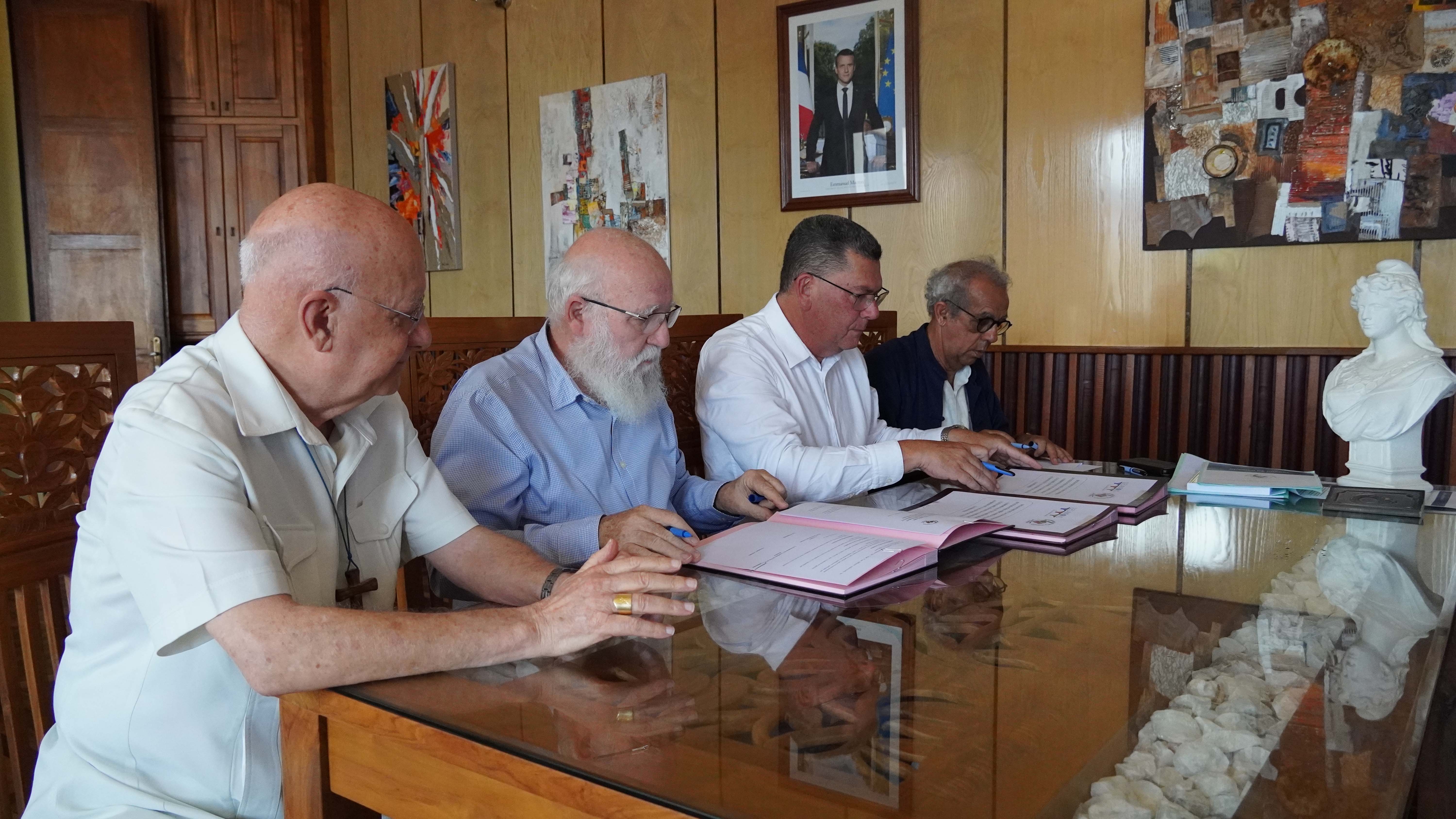 Gilbert Aubry, Raoul Lucas, Christian Landry, représentants de l'Académie et le maire des Avirons Eric Ferrère.
